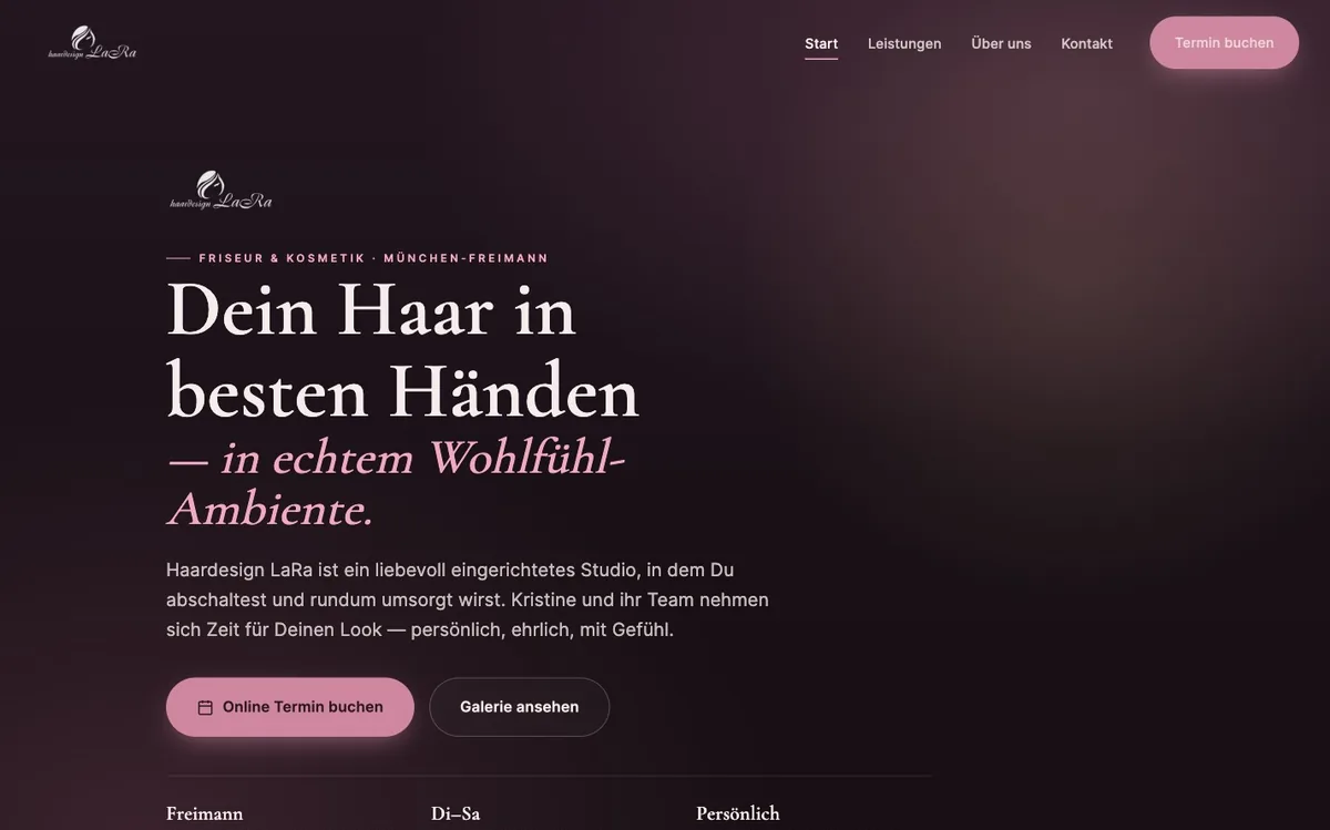 Startseite eines Friseursalons in dunklem Pflaumenton mit der Überschrift „Dein Haar in besten Händen“ und einem Knopf zur Online-Terminbuchung.