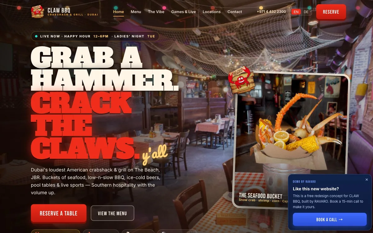 Startseite eines Crabshack-Restaurants mit großer Überschrift „Grab a hammer. Crack the claws.“ und einem Knopf zur Tischreservierung.